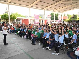 Lanza Sheinbaum beca de útiles y uniformes
