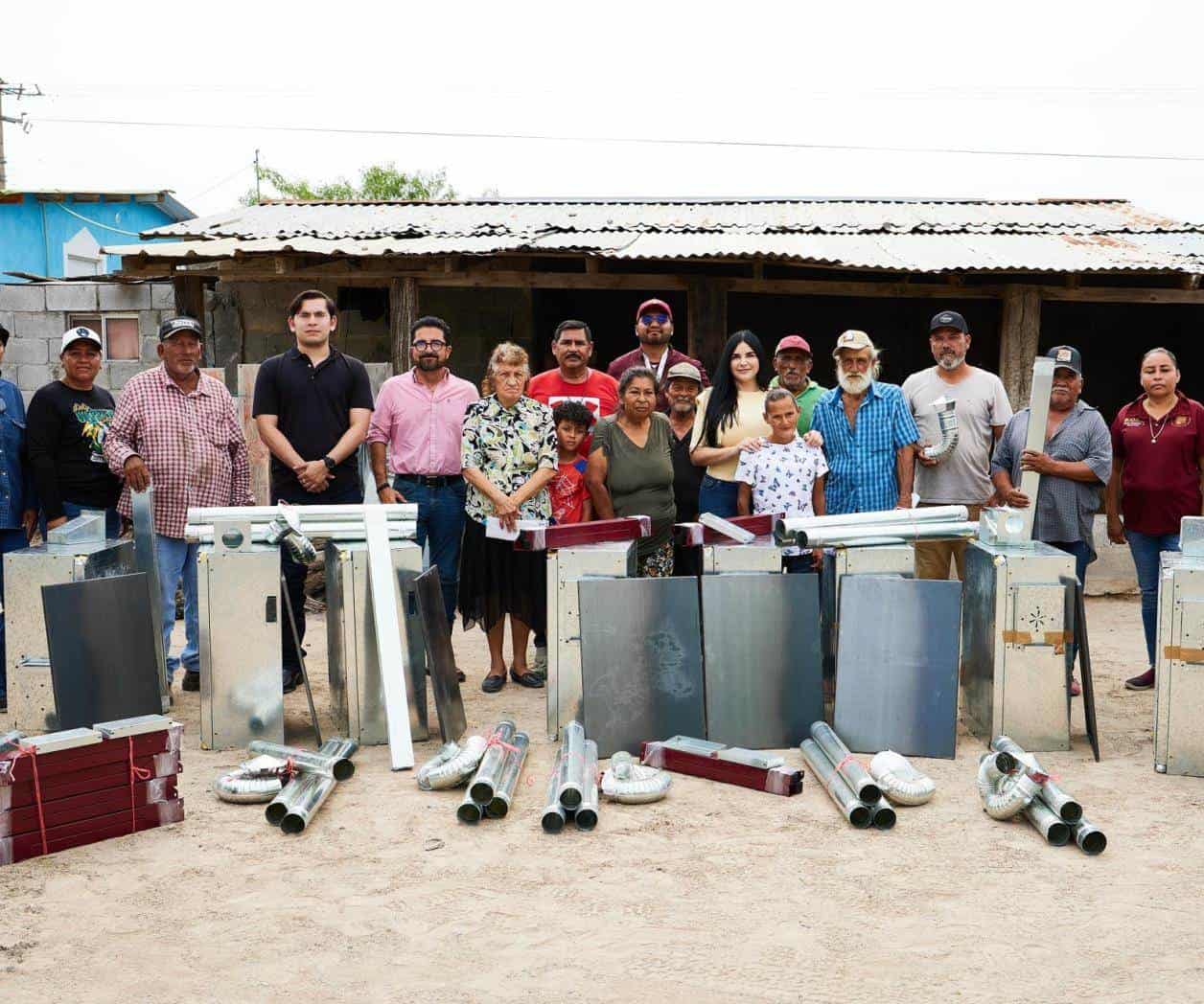Entregan estufas ecológicas en Díaz Ordaz