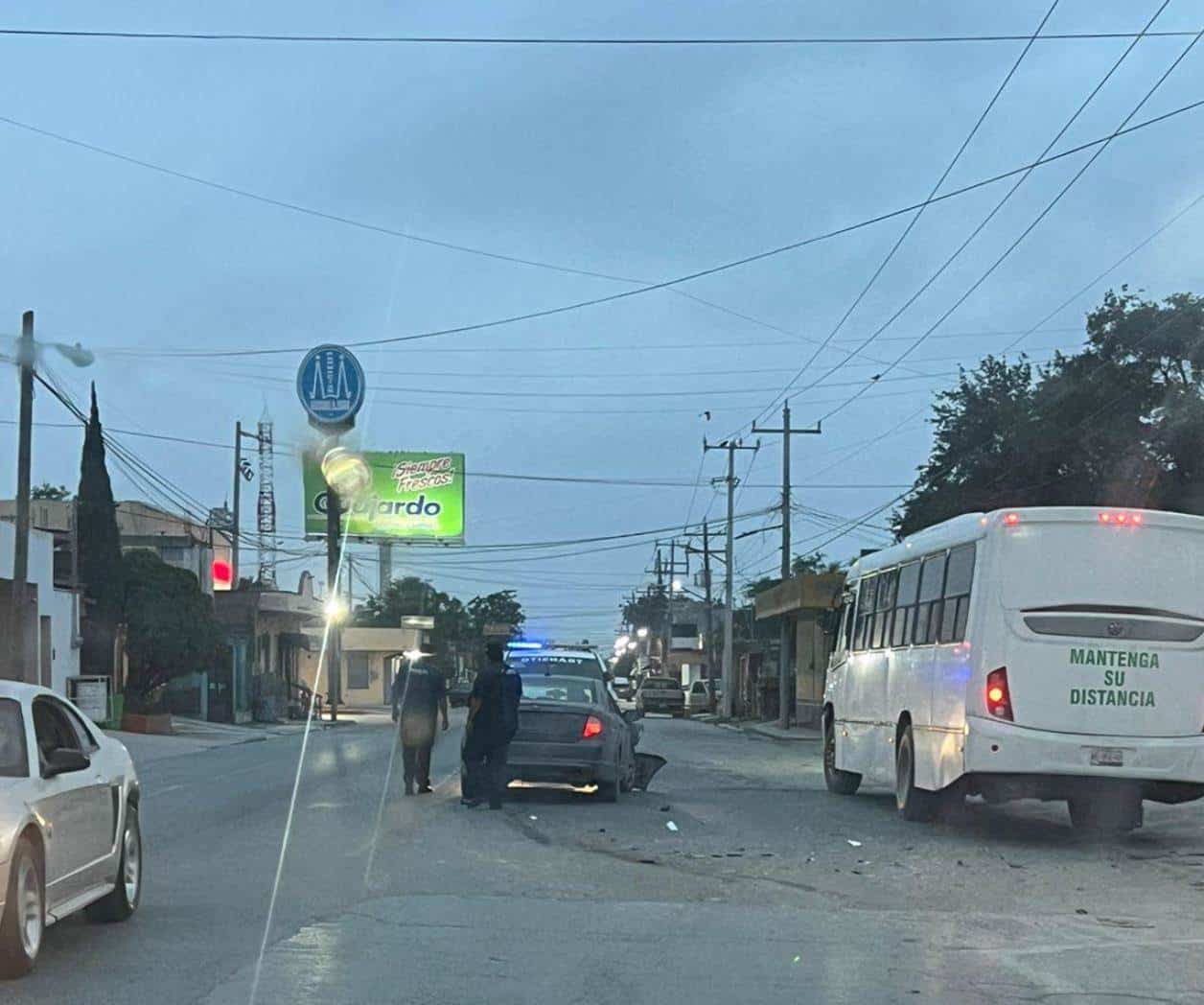Impactan auto y Jeep en la Paraíso