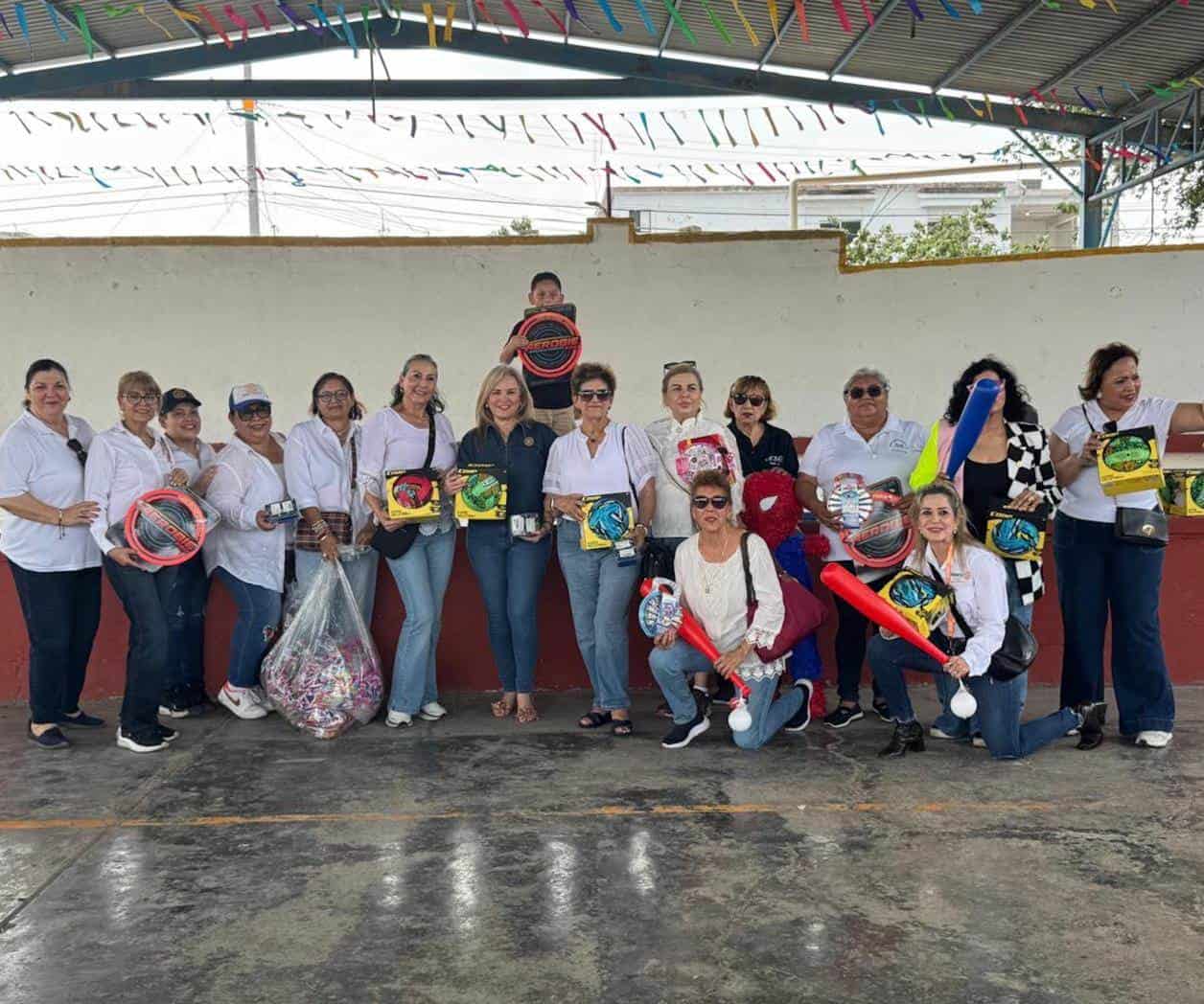 Llevan convivio para niños
