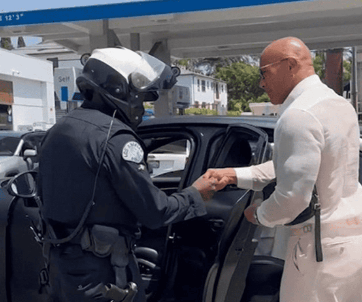 Policía detiene a La Roca por vidrios polarizados