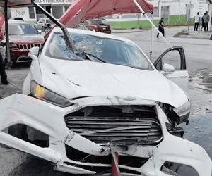 Percance vial deja daños materiales en negocio de la colonia Voluntad y Trabajo.