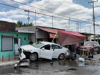  Joven ebrio se proyecta contra negocio de carnitas