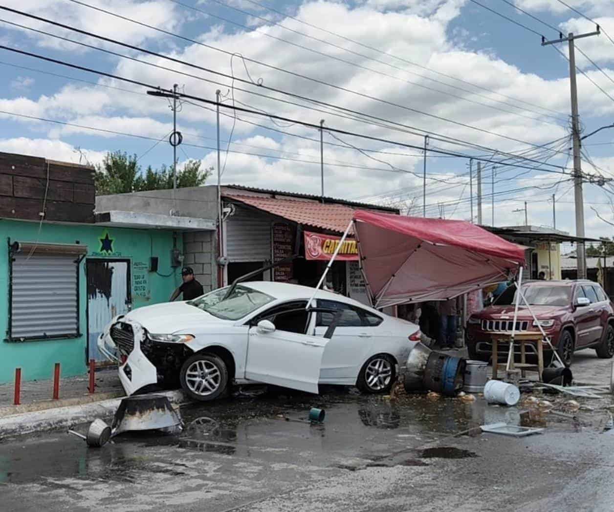 Joven ebrio se proyecta contra negocio de carnitas