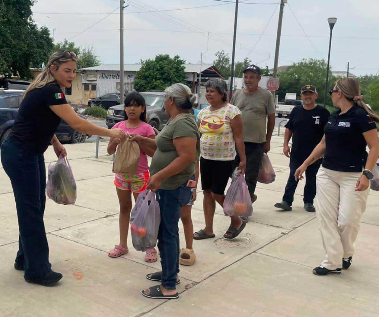 Agradecen familias de la López Mateos entrega de frutas y verduras