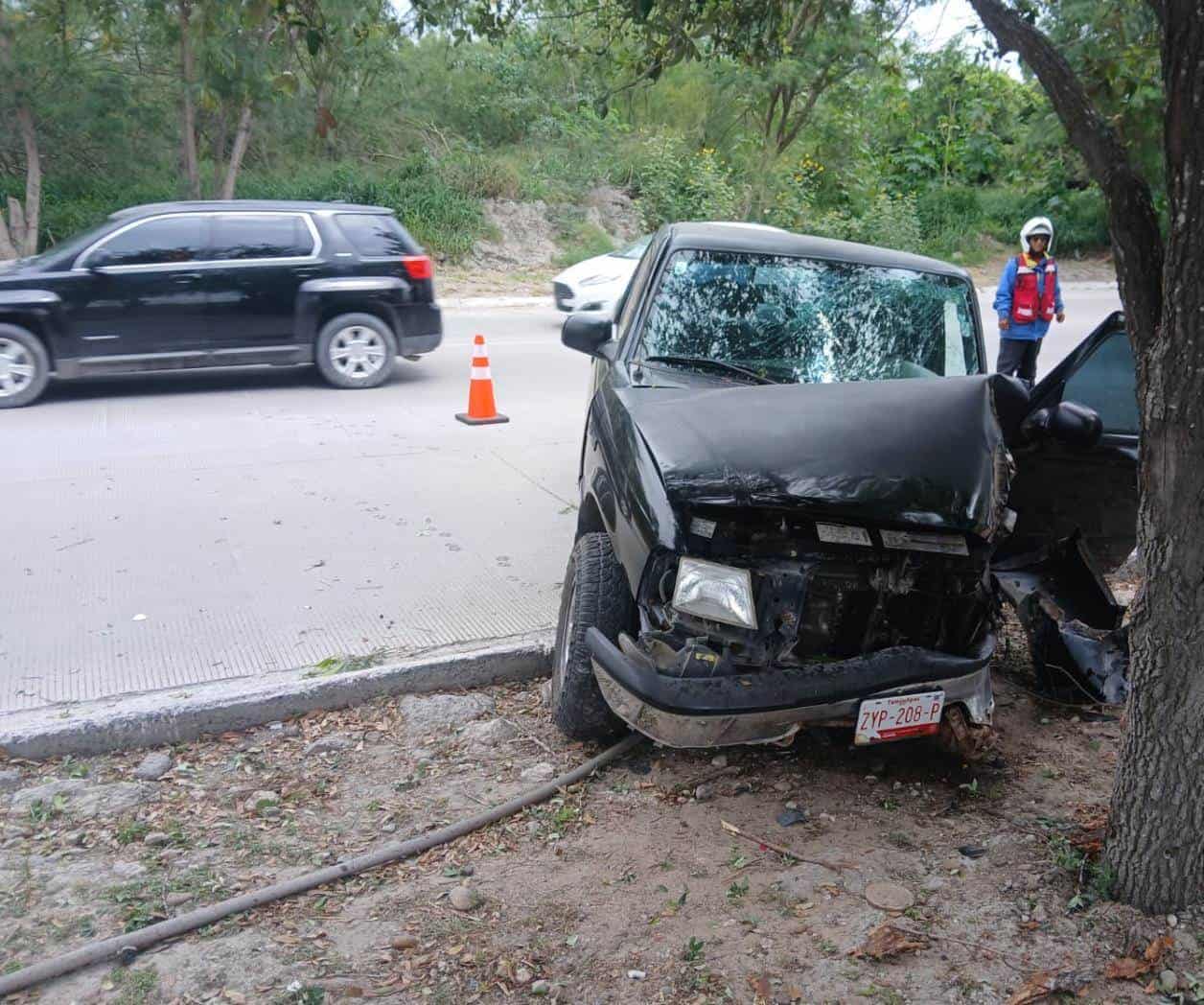 Estudiante se impacta contra un árbol tras dormitar al volante