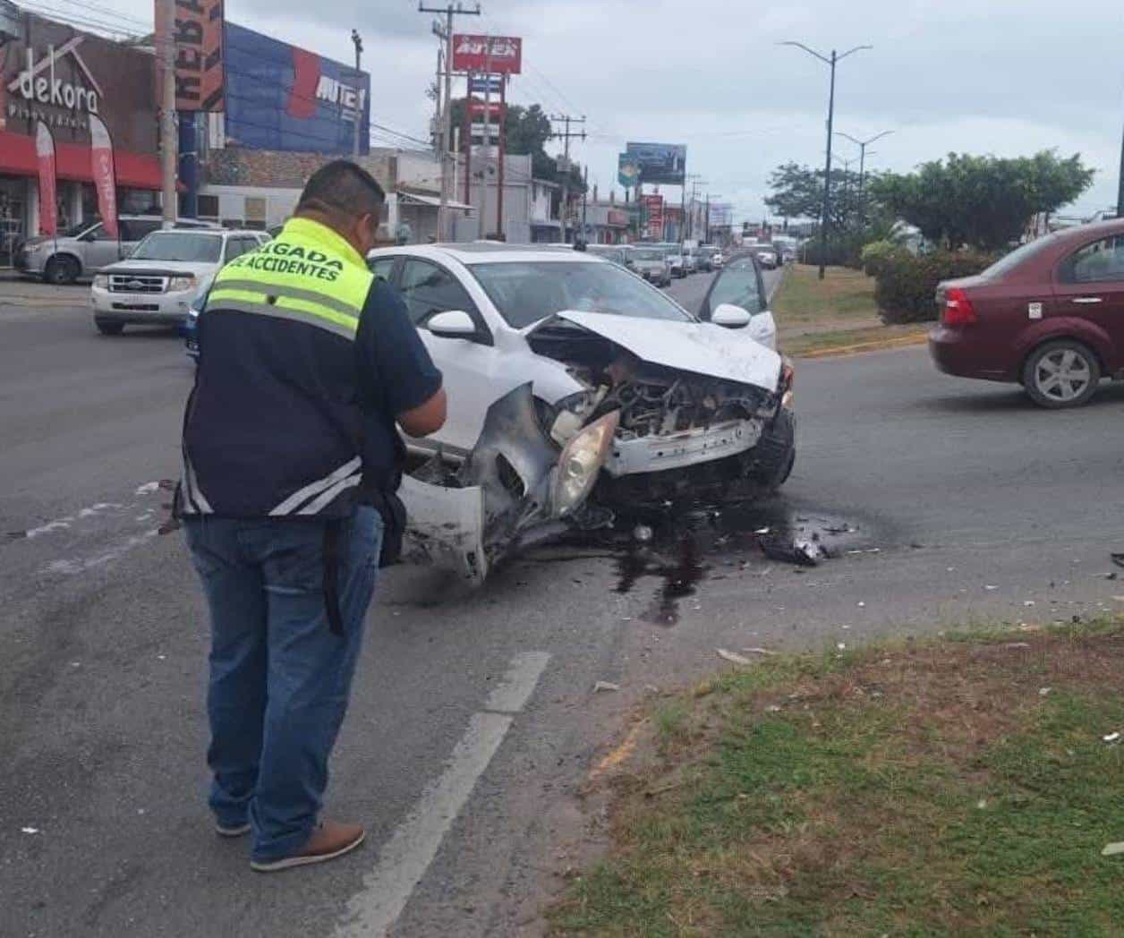 Choque entre dos vehículos provoca afectaciones viales