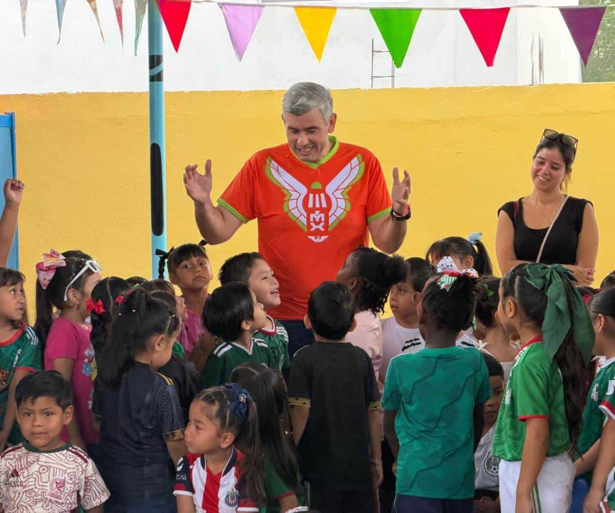 Entrega diputado dulces y golosinas a estudiantes