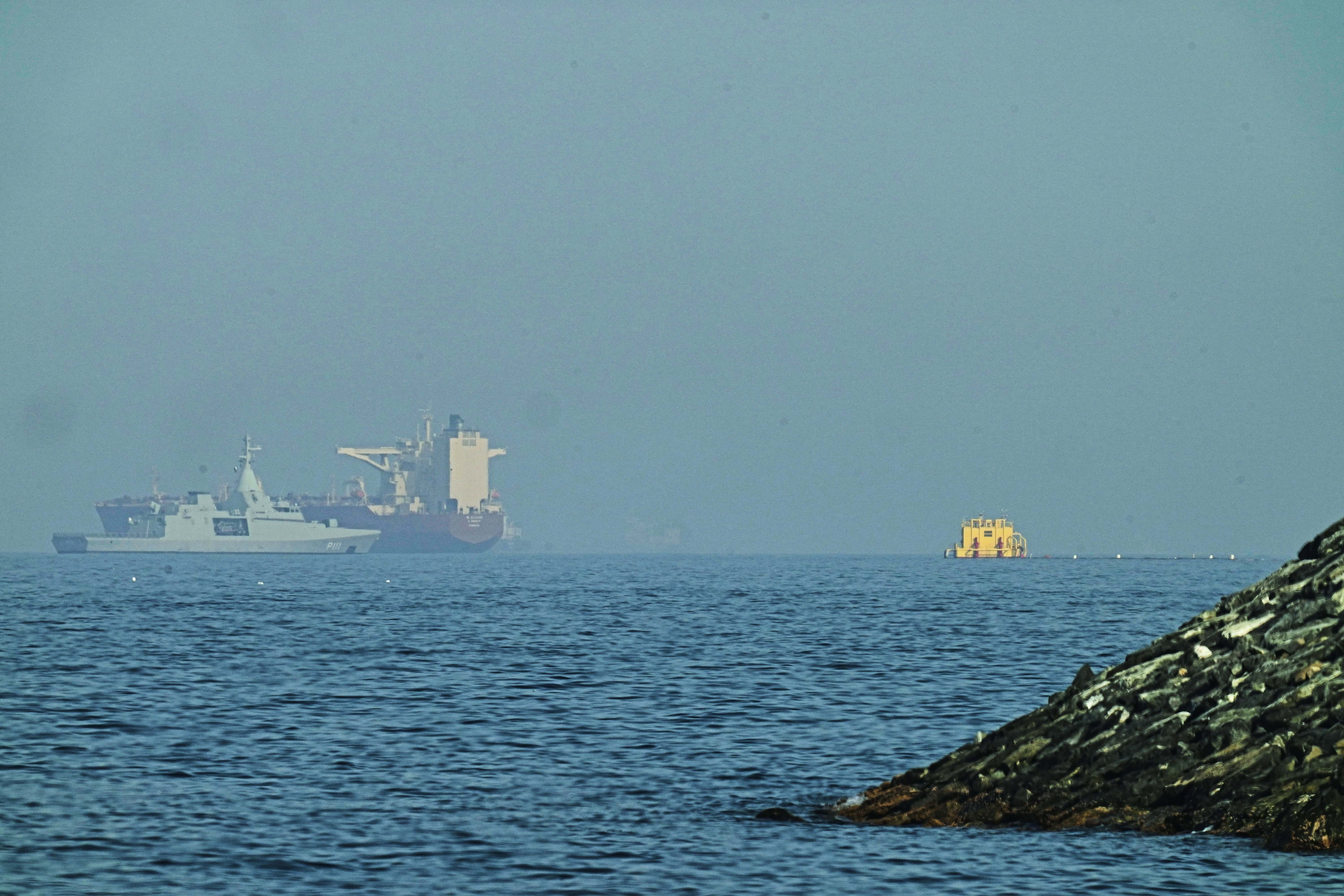 Atacan buque en el estrecho de Ormuz