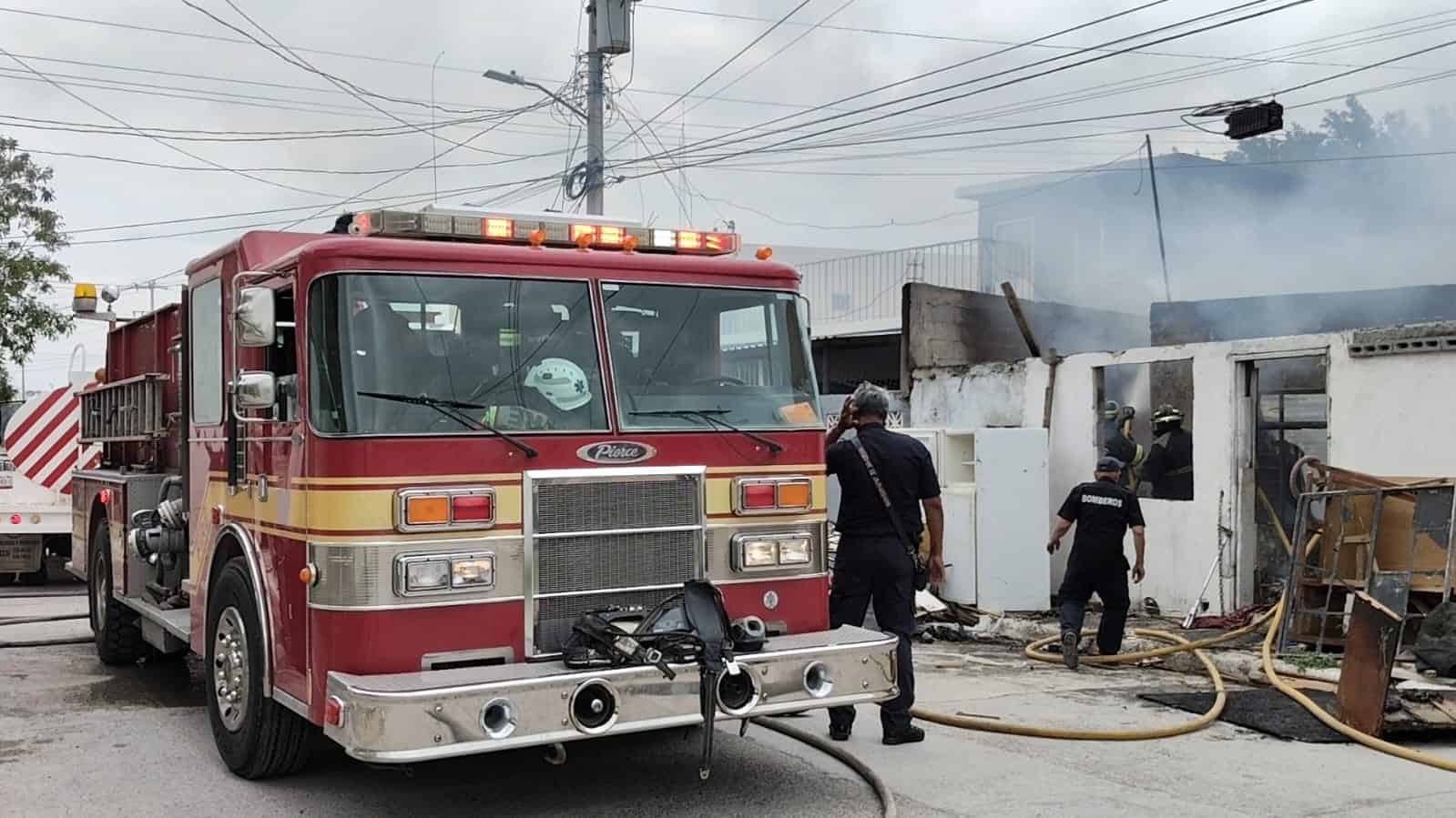 Incendio consume vivienda en la colonia Chapultepec