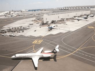 México y EU acuerdan fortalecer transporte aéreo