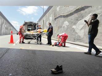 Hombre cae en paso a desnivel en zona centro