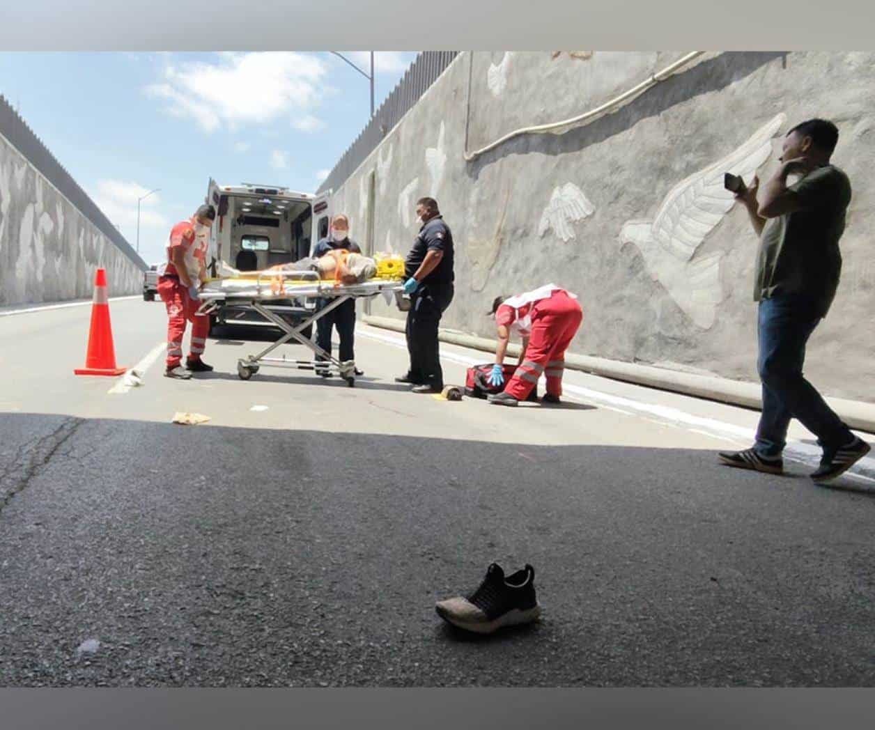 Hombre cae en paso a desnivel en zona centro