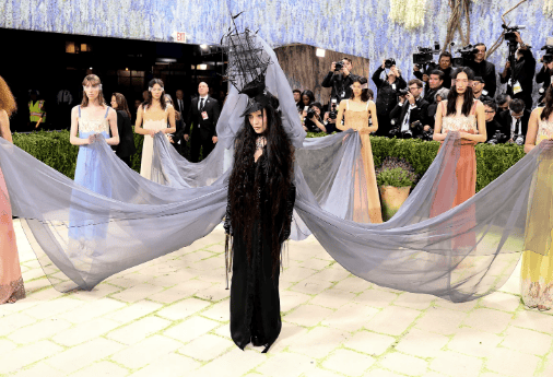 Madonna deslumbra en la Gala del MET con vestido negro