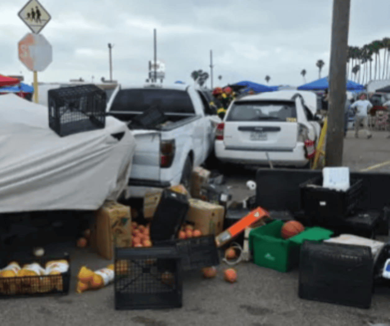 Adulto mayor impacta varios vehículos en Pulga de Alamo