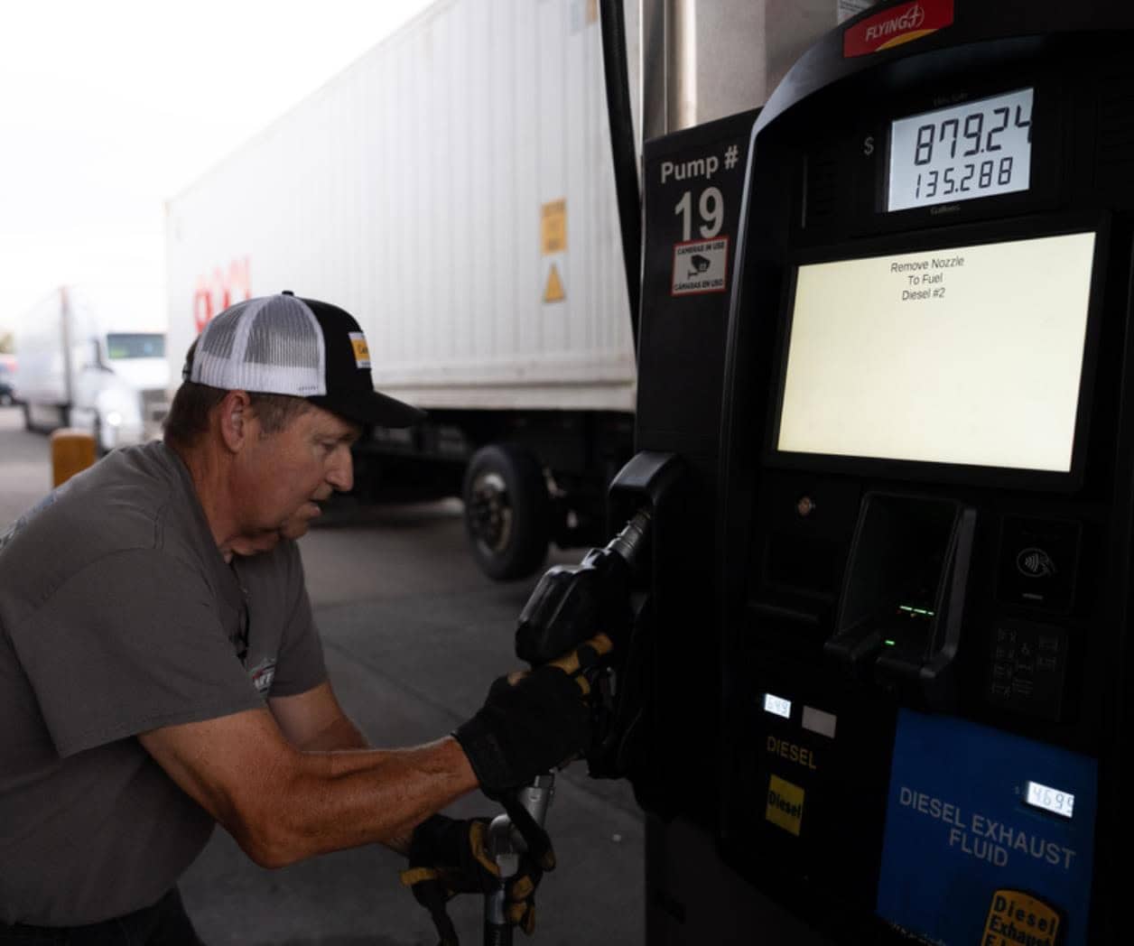 ¿Por qué la gasolina en EEUU cuesta un 52% más que antes de la guerra con Irán?