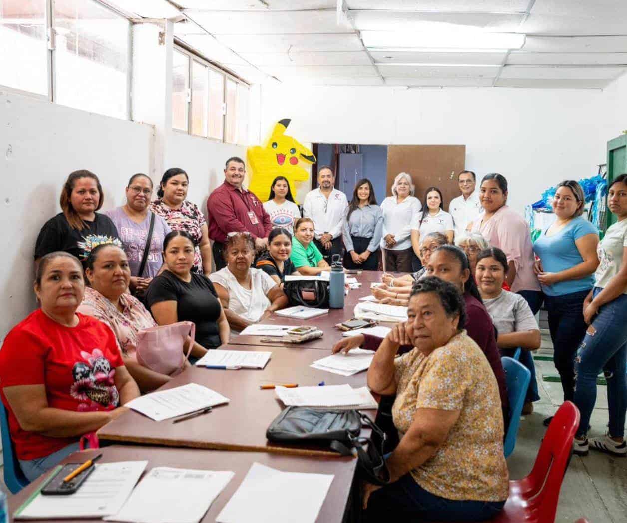 Gestiona alcaldesa curso de elaboración de piñatas