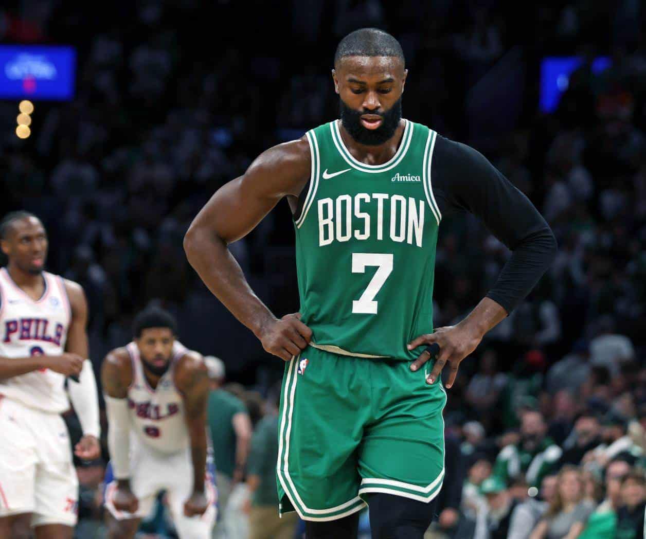 Jaylen Brown multado por criticar arbitraje de playoffs