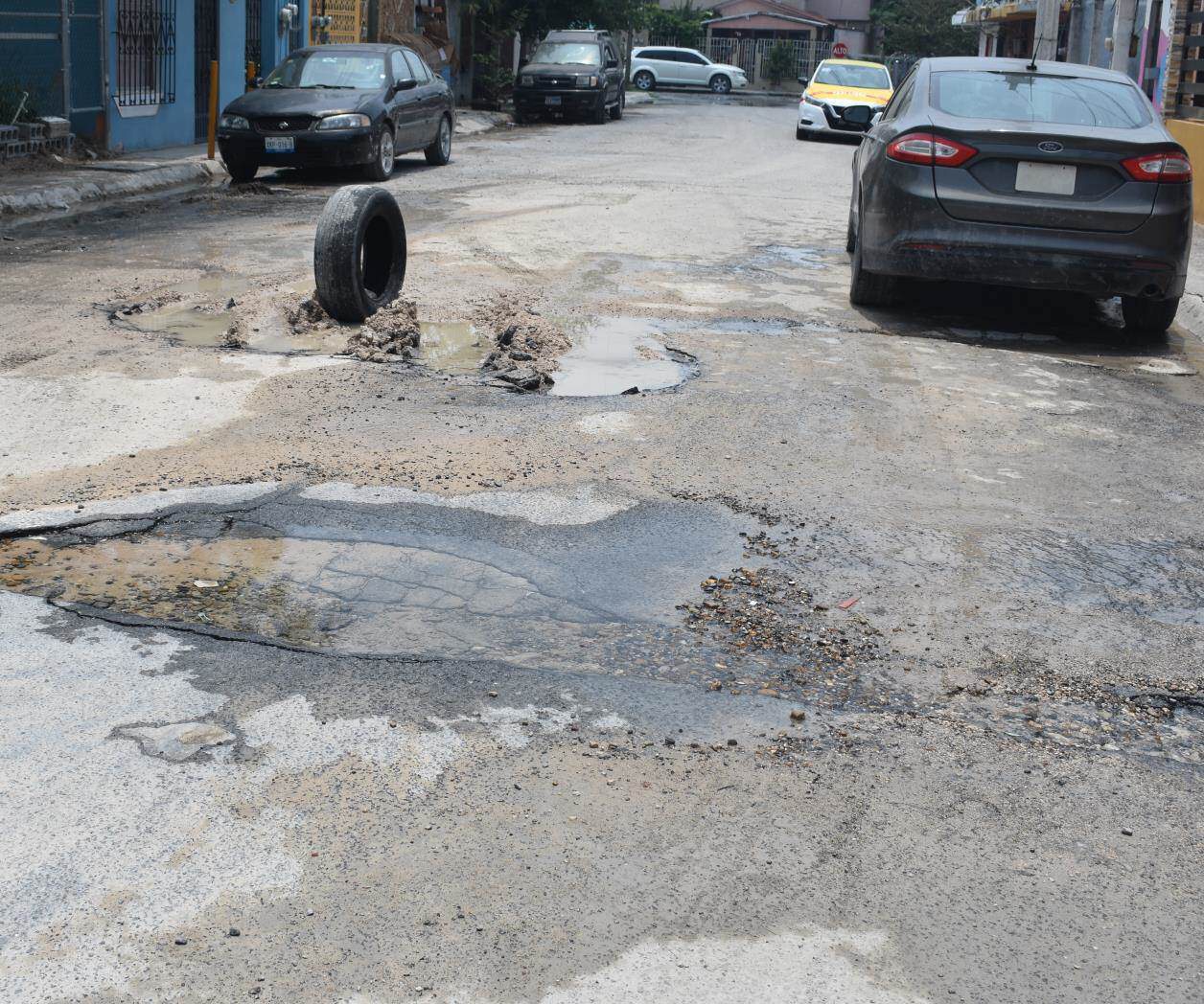 Denuncian fuga de agua potable en la zona centro