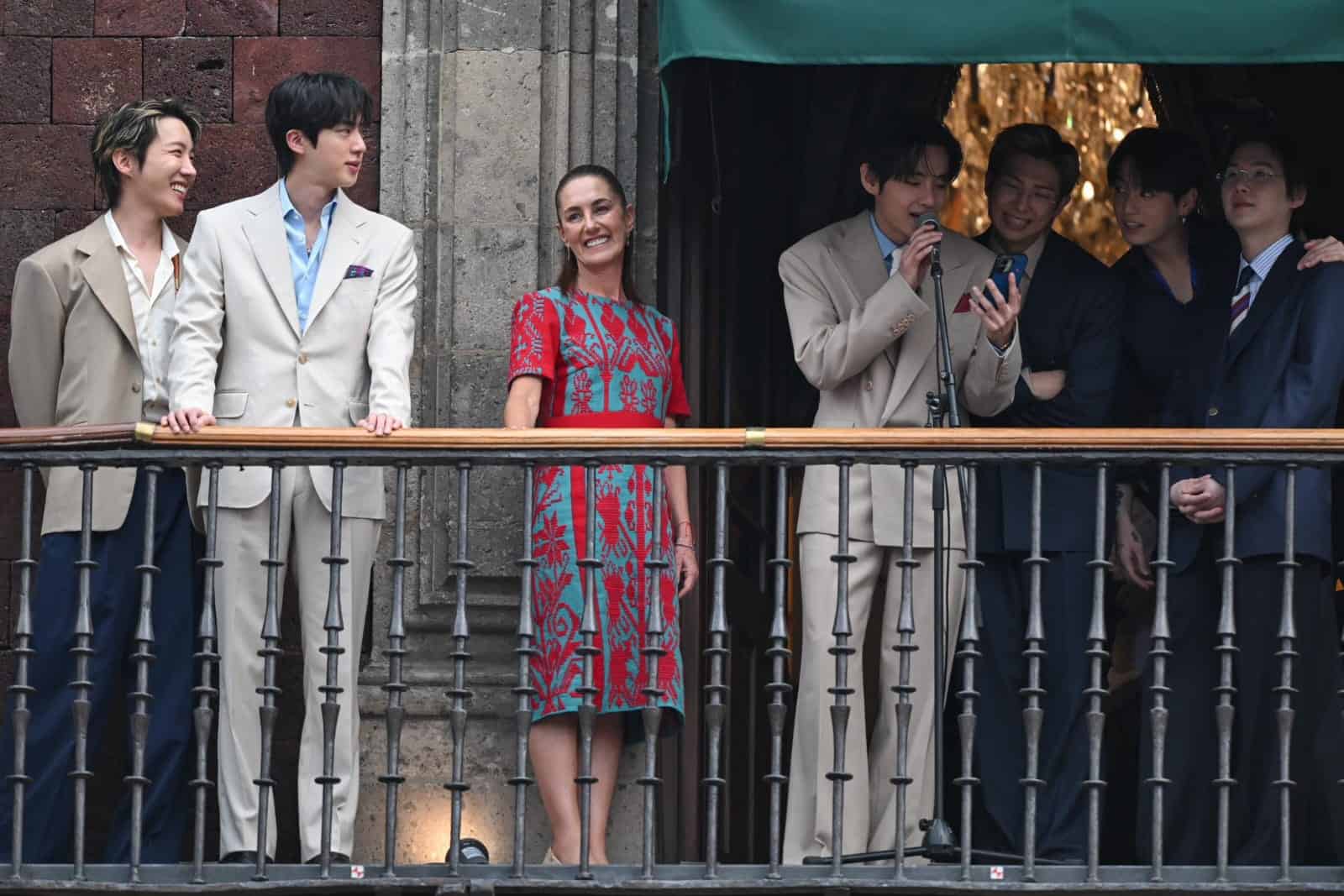 BTS saluda desde el balcón de Palacio Nacional