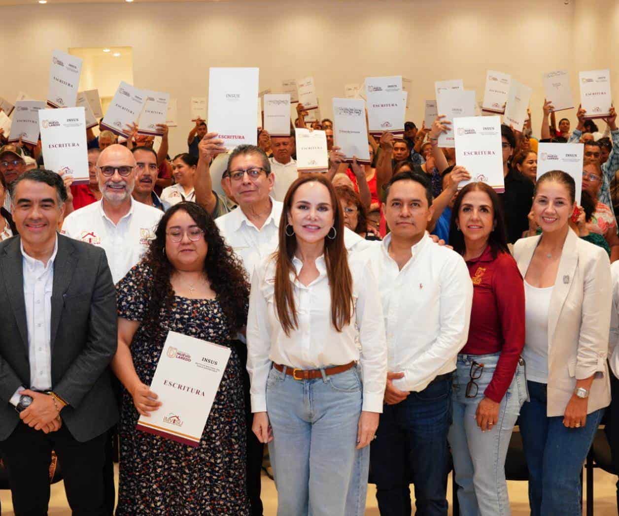 Entrega alcaldesa 200 escrituras gratuitas a familias de N. Laredo