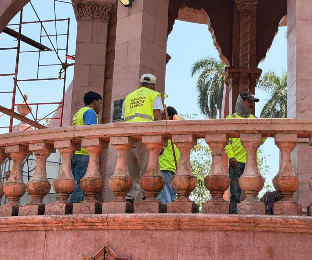 Atienden daños al kiosco de Plaza de Armas
