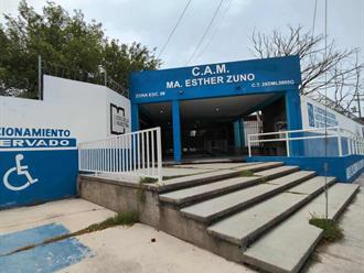 Jóvenes lavan ropa para pagar su graduación