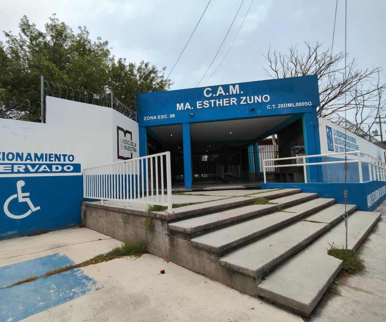 Jóvenes lavan ropa para pagar su graduación