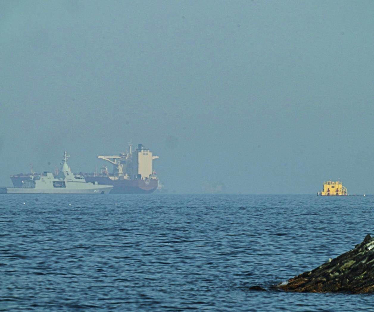EEUU dispara contra buques petroleros iraníes en medio de tensiones en el estrecho de Ormuz