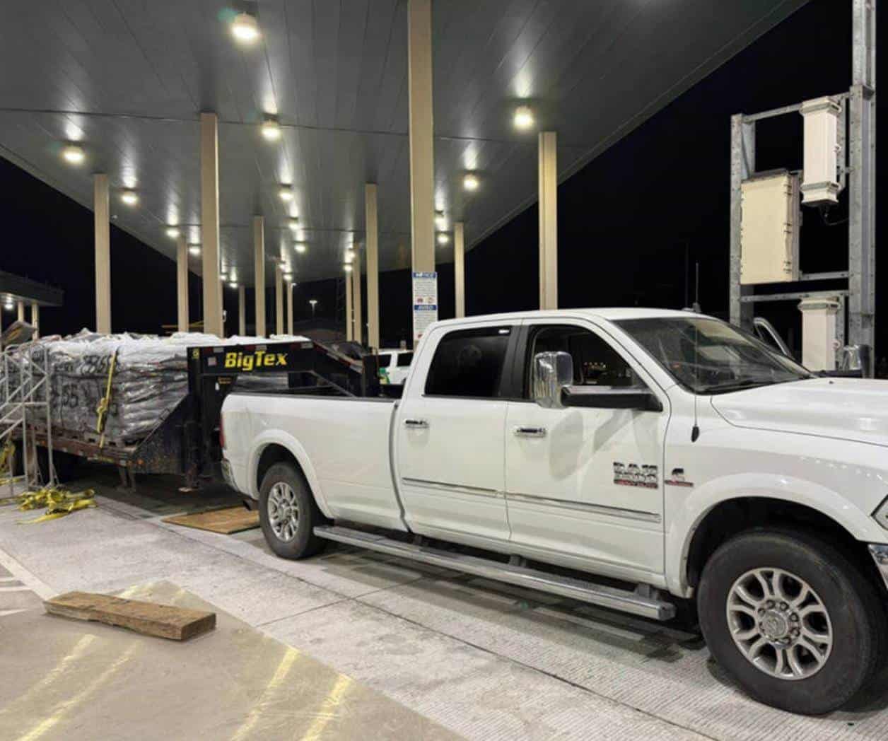 Detienen a tres hombres por transportar a 26 inmigrantes