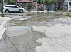 Denuncian fuga de agua potable en la zona centro