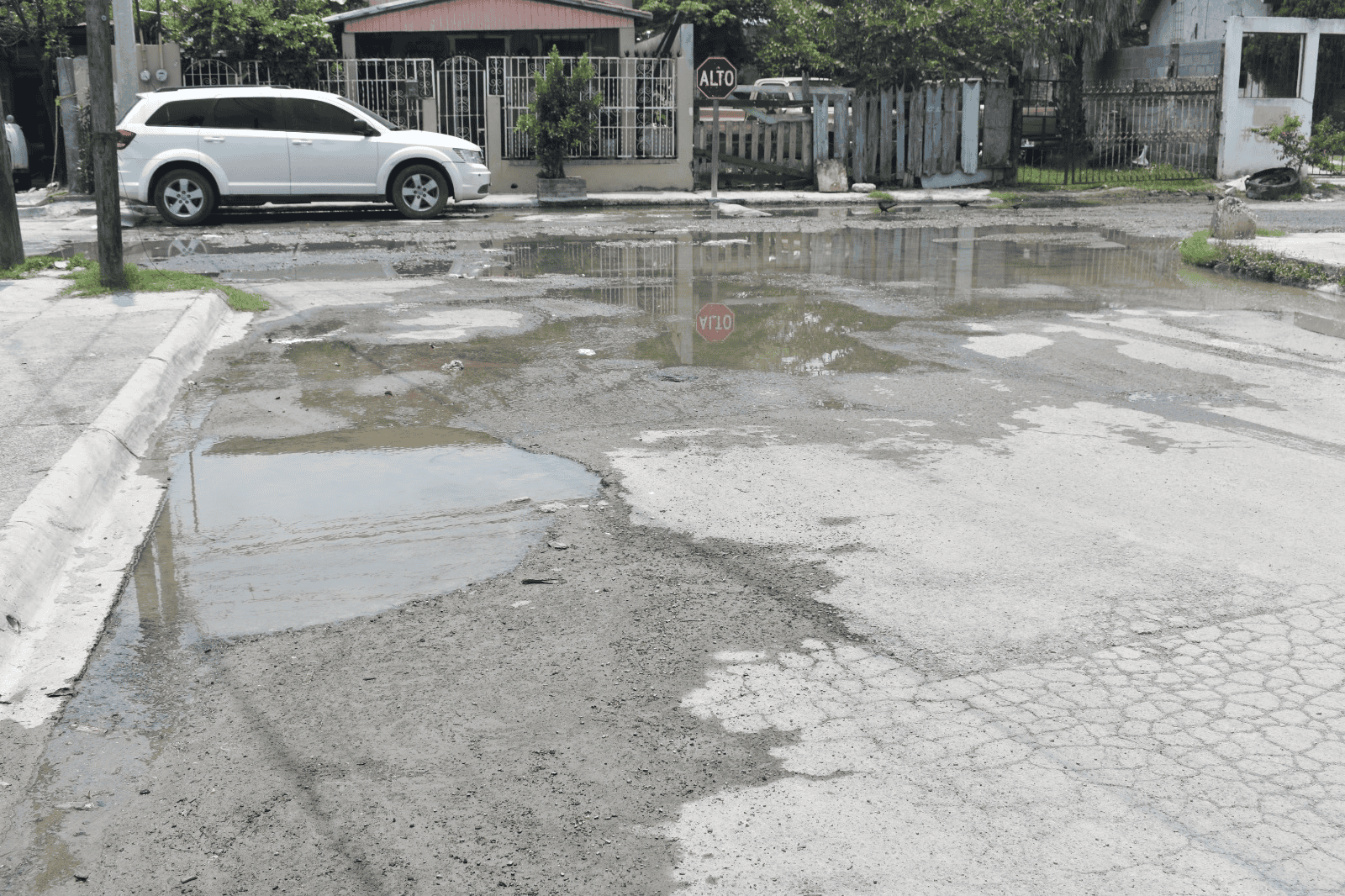 Denuncian fuga de agua potable en la zona centro