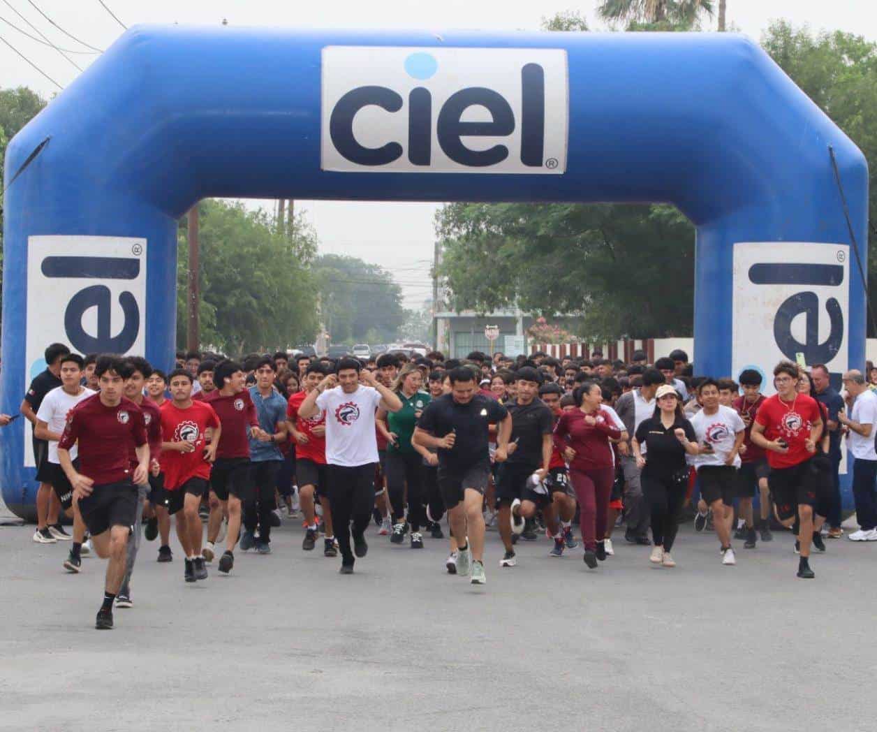 Participan en carrera atlética ‘3k Educación por tu Salud’