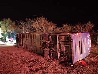 Dos muertos en la González-Zaragoza tras volcar autobús
