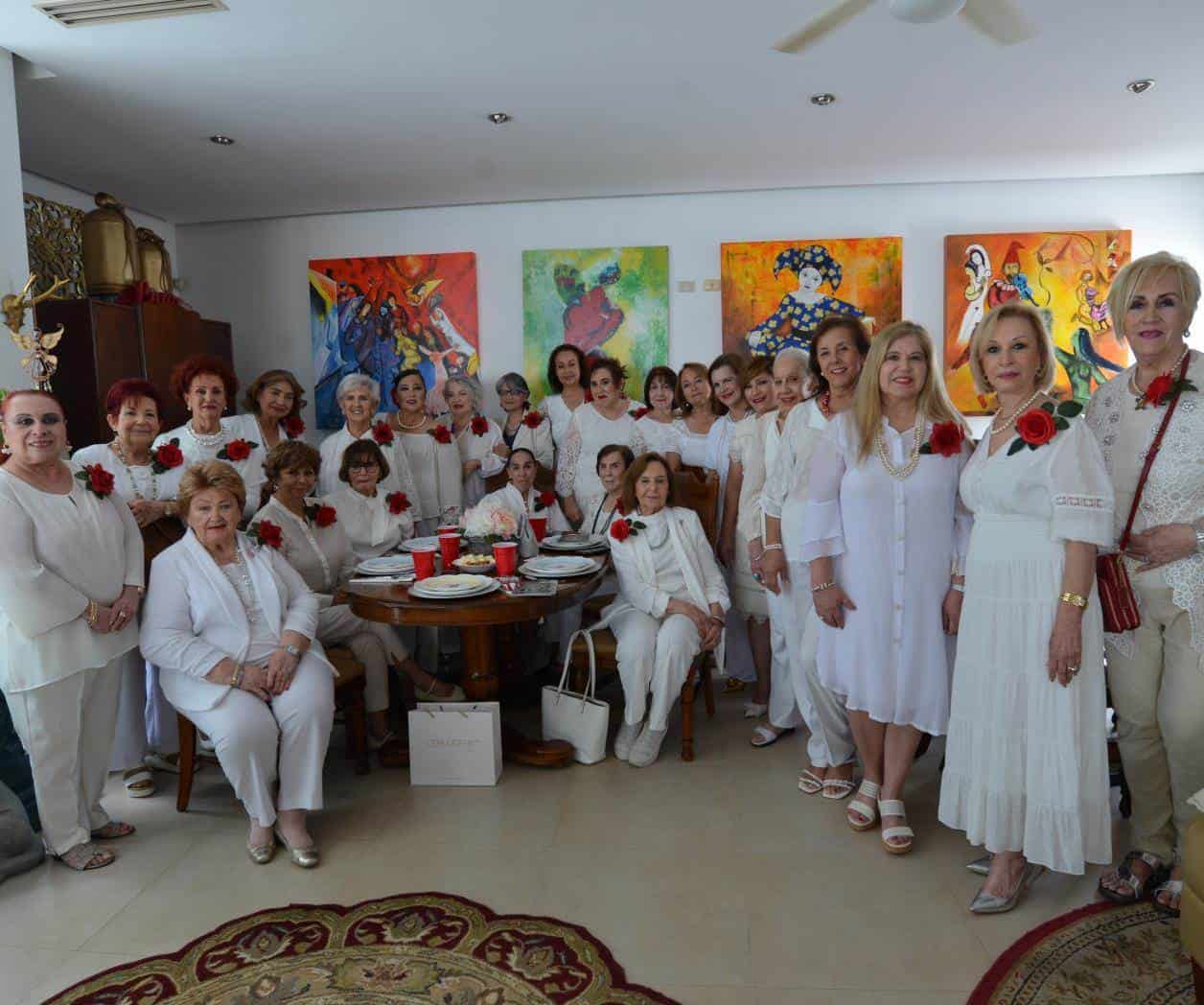 Visten de blanco y festejan