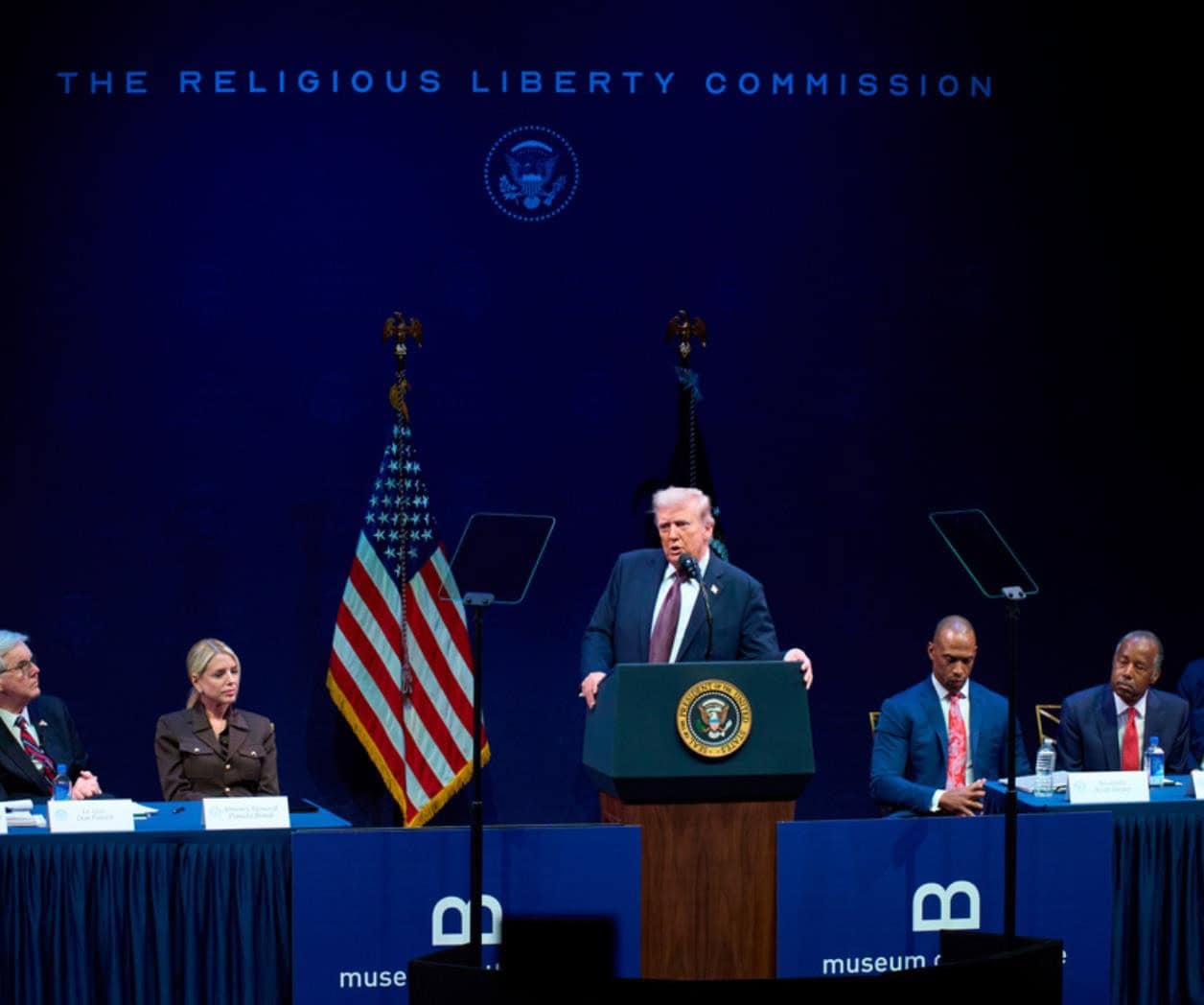 Comisión de libertad religiosa de Trump pretende eliminar la separación Iglesia-Estado