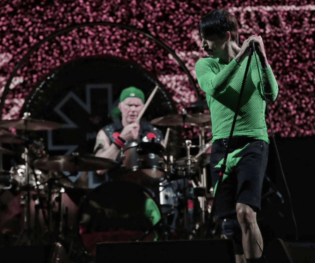 Red Hot Chili Peppers vendería catálogo a Warner por 300 mdd