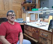Desde 1987 reparando el tiempo: historia de un relojero en Reynosa.