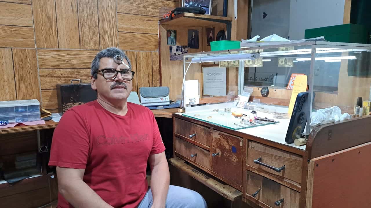 Desde 1987 reparando el tiempo: historia de un relojero en Reynosa.