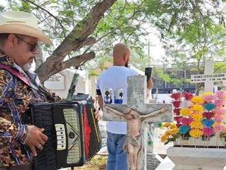 Familias acuden a cementerios a recordar a sus mamás