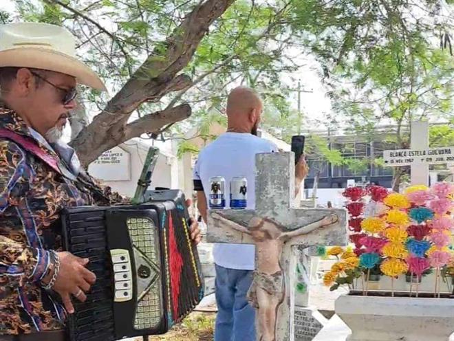 Familias acuden a cementerios a recordar a sus mamás