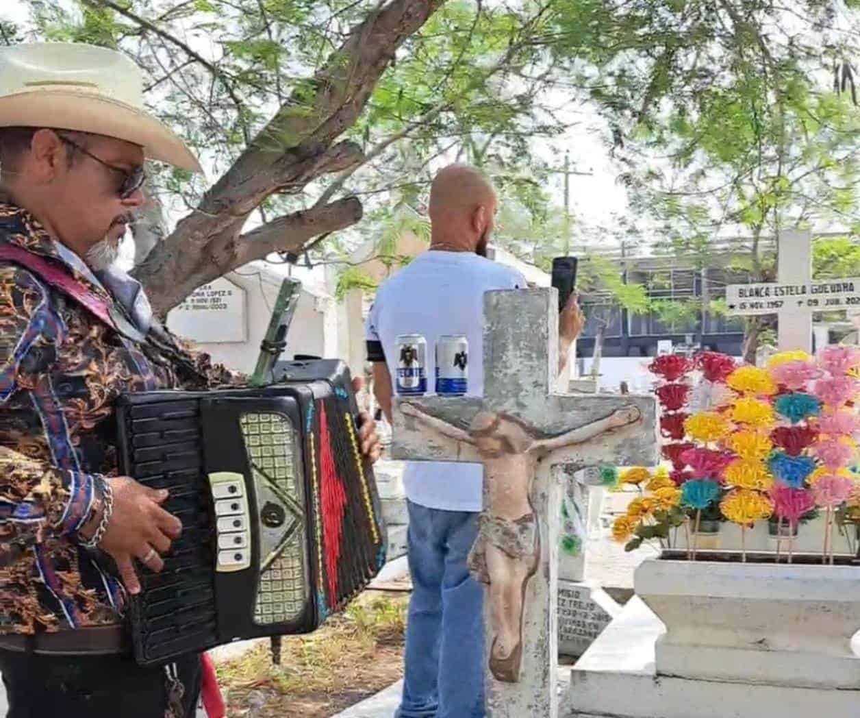 Familias acuden a cementerios a recordar a sus mamás