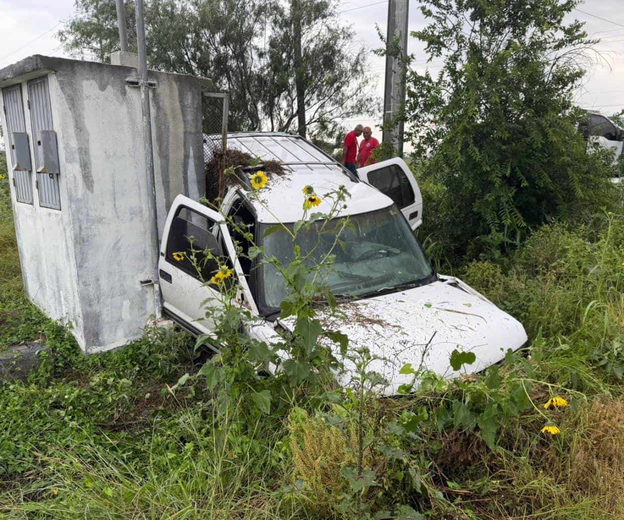 Pavimento mojado provoca accidente en la carretera a Empalme