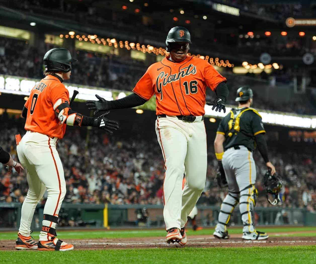 Gigantes frenan a Piratas