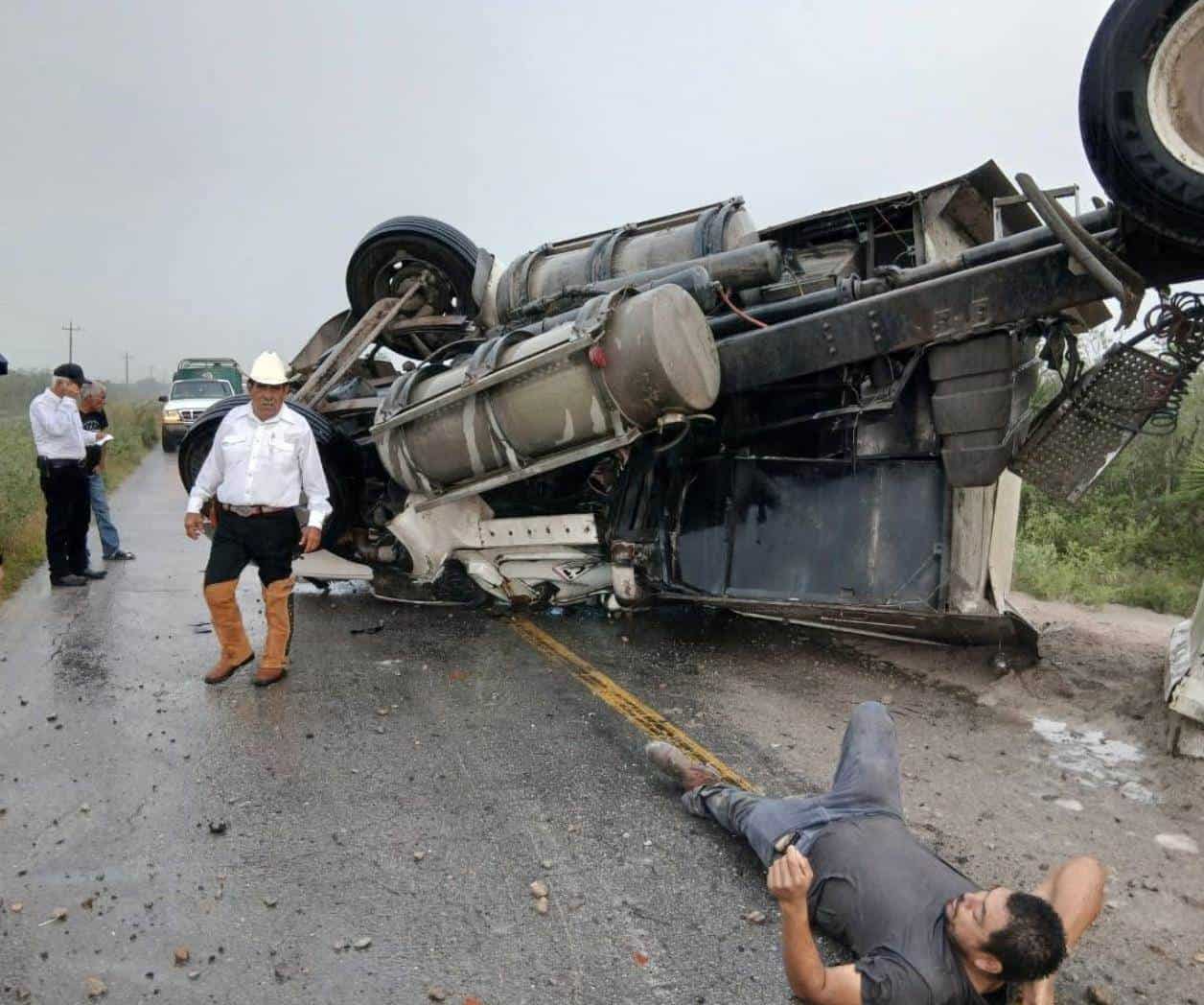 Trailero herido en accidente