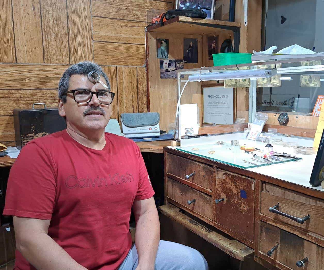 Relojeros, oficio que se resiste al tiempo