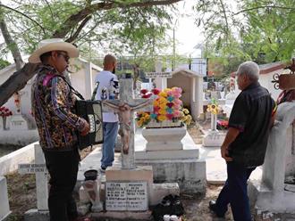 Recuerdan a su mamá entre flores y lágrimas