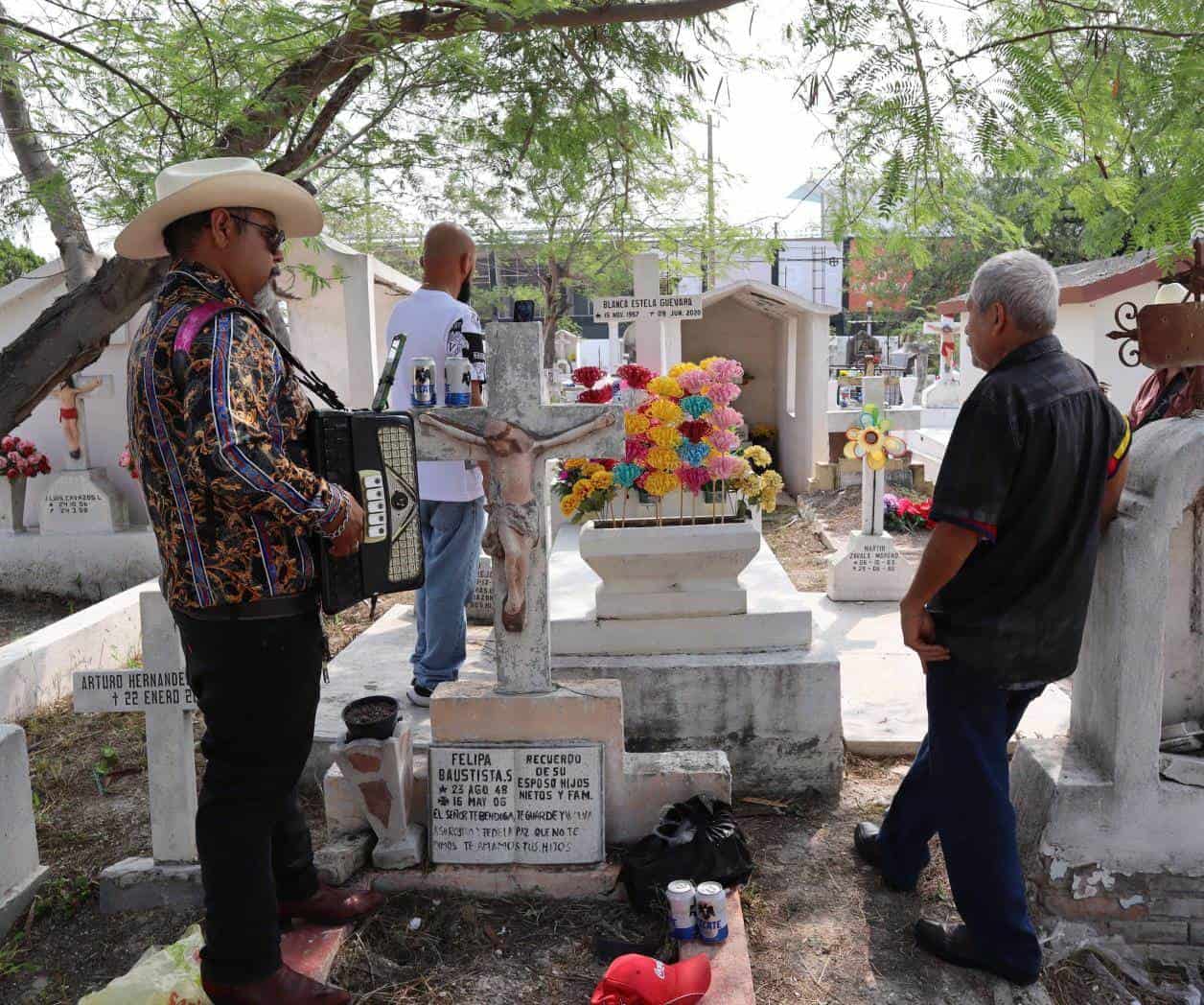 Recuerdan a su mamá entre flores y lágrimas