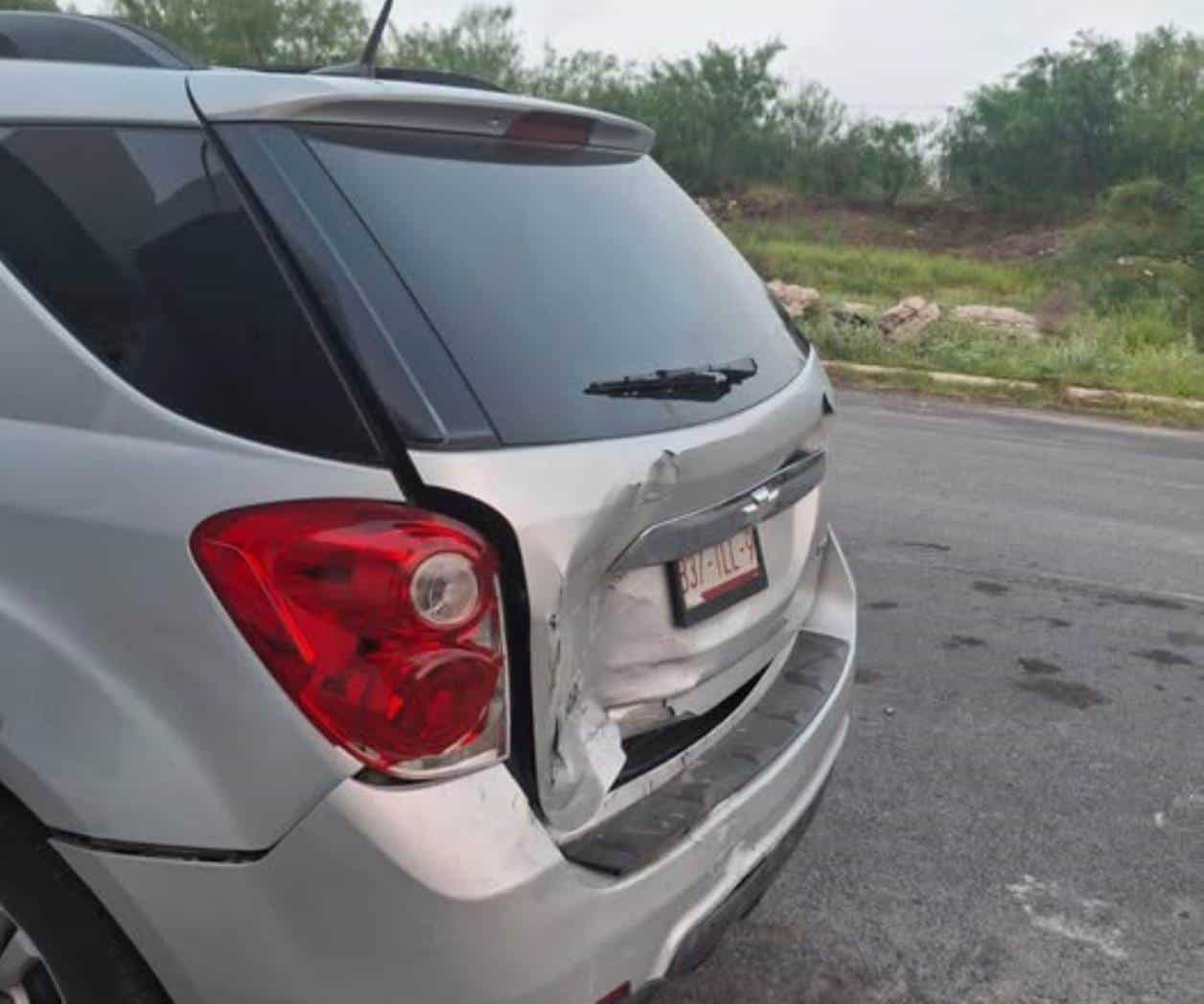 Jugando carreras, adolescente se impacta contra camioneta y luego huye
