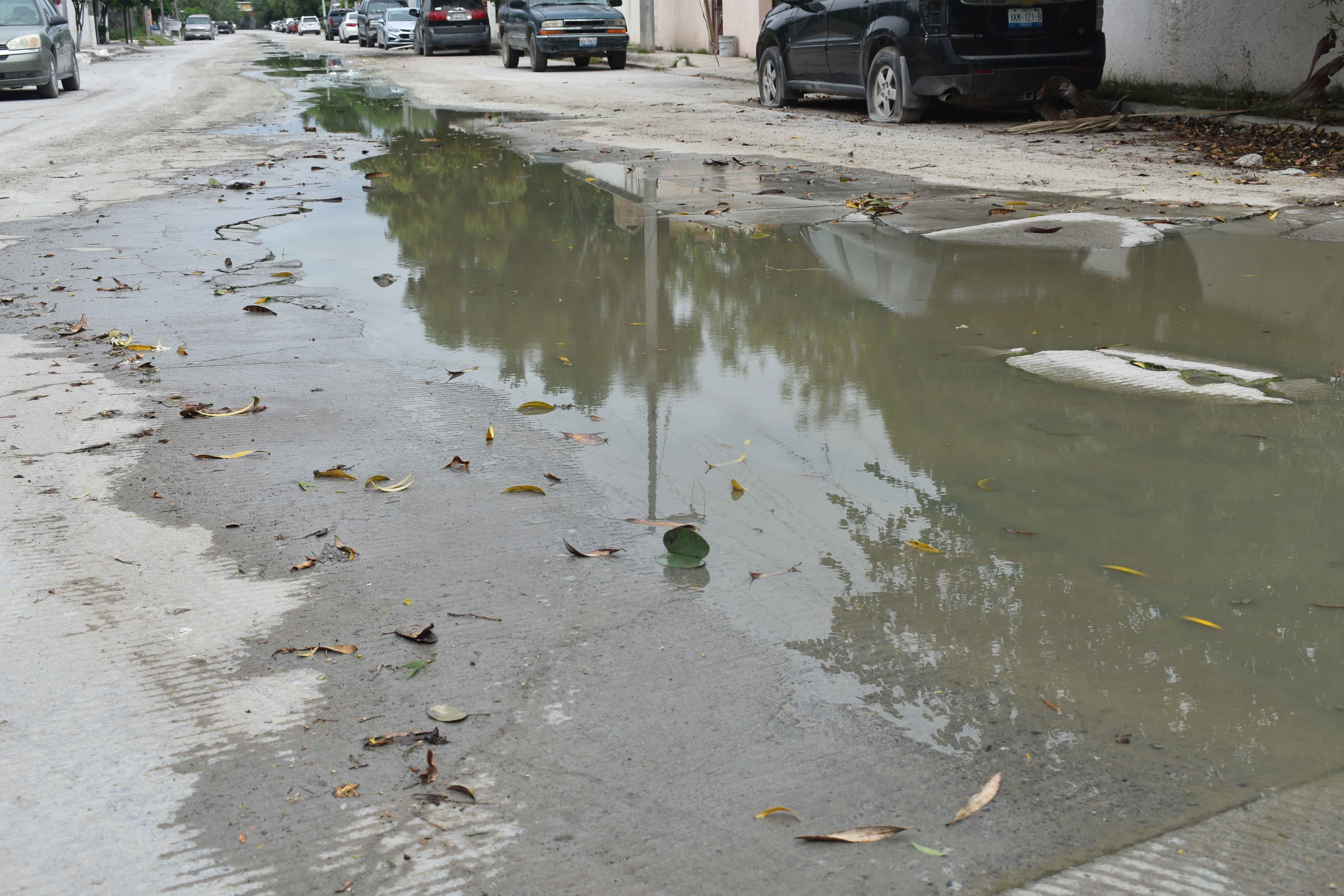 Crisis en colonias por colapso de drenajes.